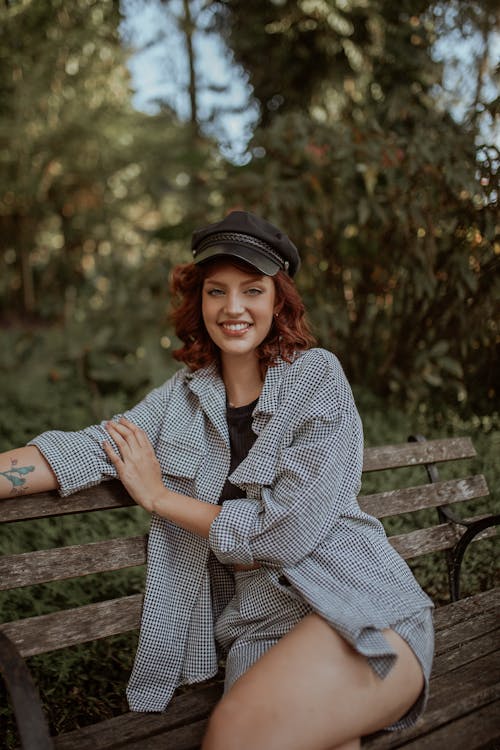 Fotobanka s bezplatnými fotkami na tému čierna čiapočka, kaukazský žena, lavička v parku