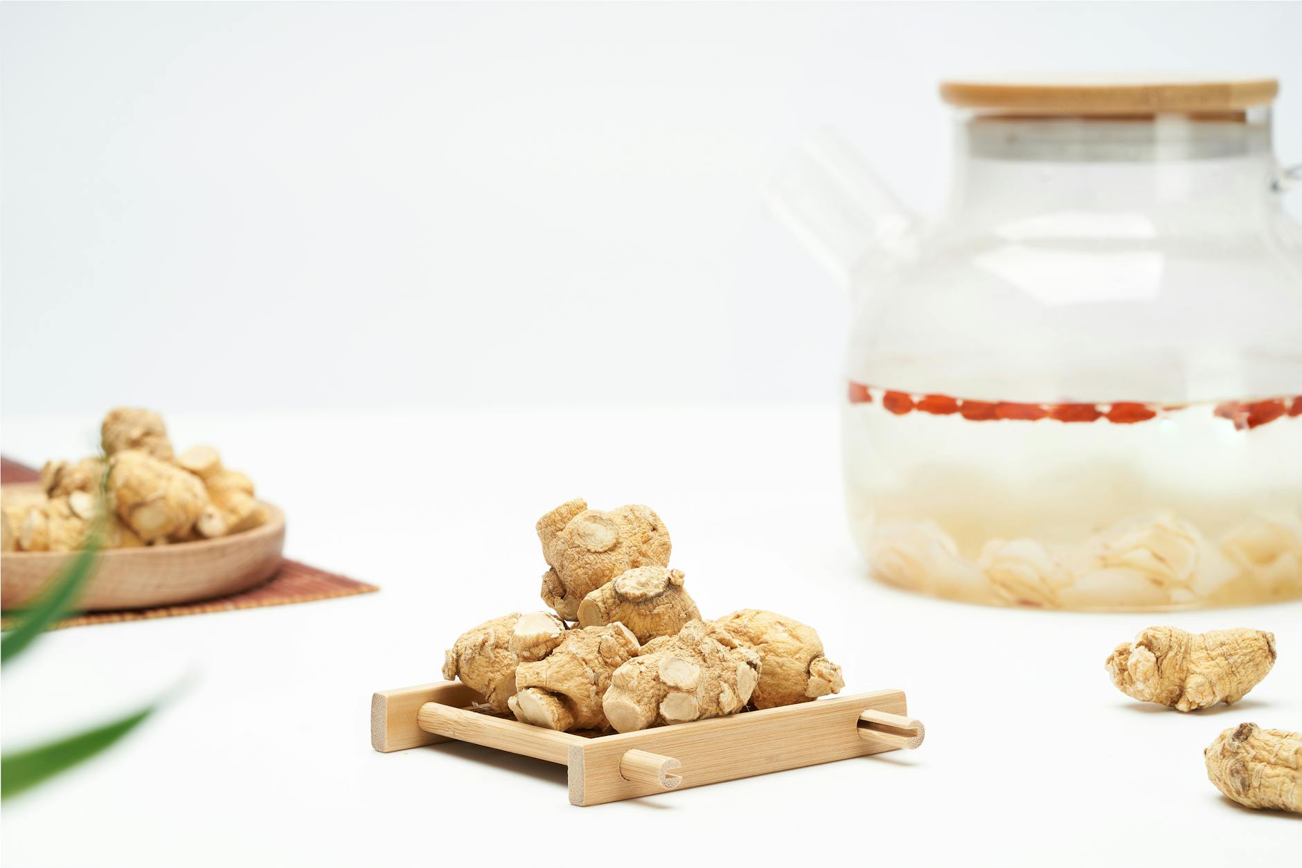 https://www.pexels.com/photo/ginger-roots-and-ginger-juice-in-a-jar-16122311/