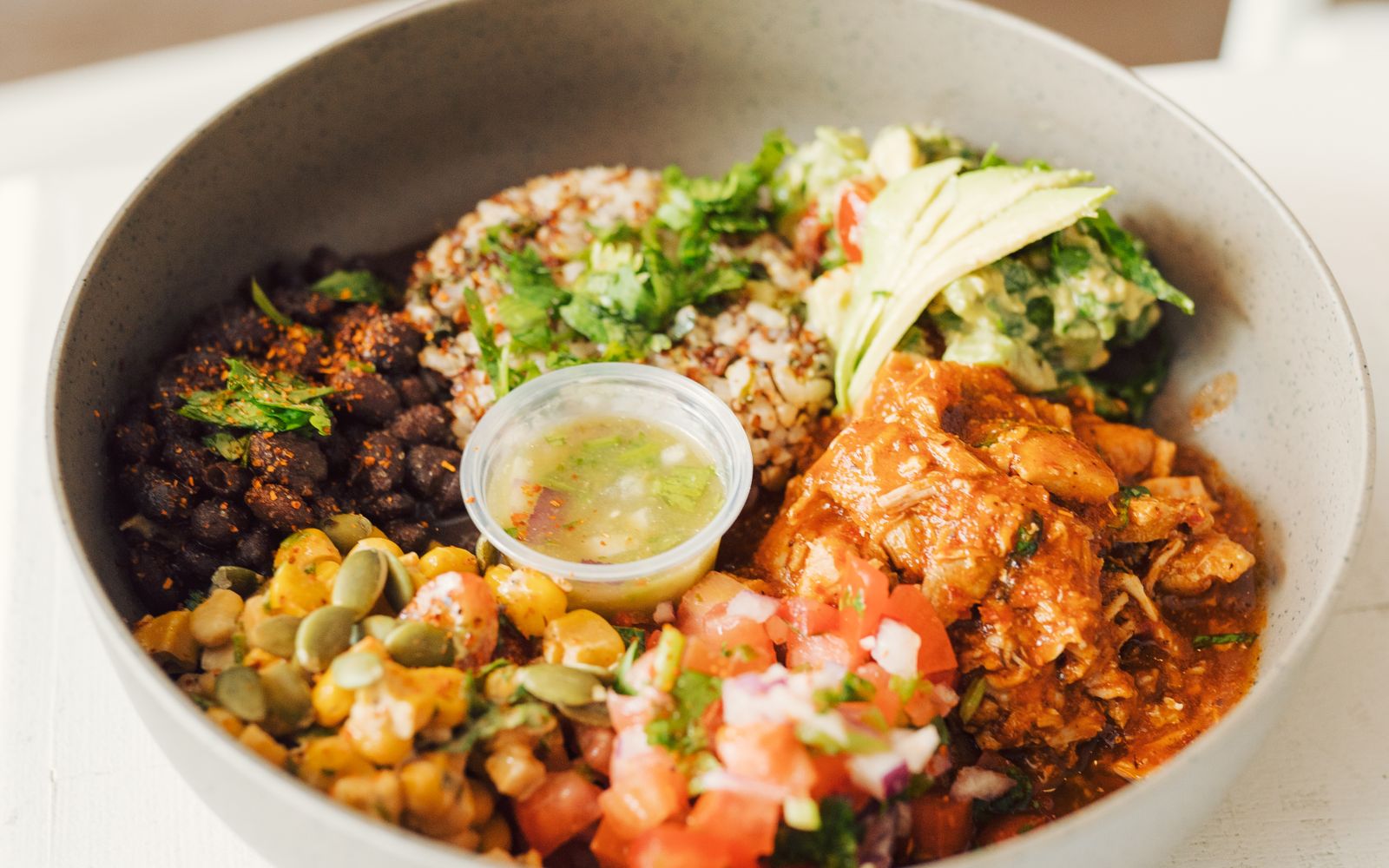 Foto de Burrito bowl de frango com arroz de coentro e feijão-preto
