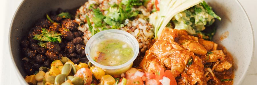 Foto de Burrito bowl de frango com arroz de coentro e feijão-preto