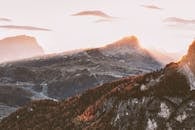 日出时，阳光明媚的山脉景色壮丽，非常适合激发冒险和旅行灵感