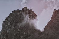 云层笼罩的山峰，景色壮丽，营造出既戏剧性又宁静的景观