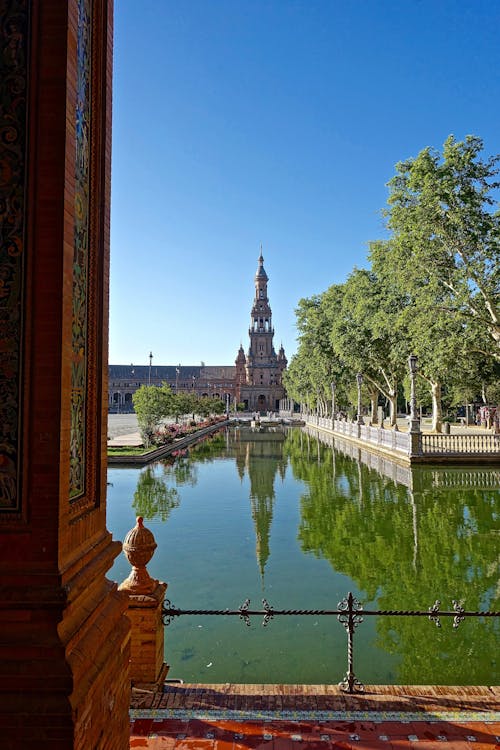 Templo De Hormigón Gris Al Otro Lado De Un Río Al Costado De La Calle