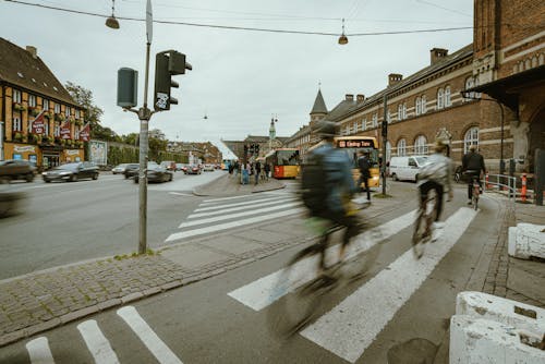 Безкоштовне стокове фото на тему «велосипедний провулок, їзда, містах»