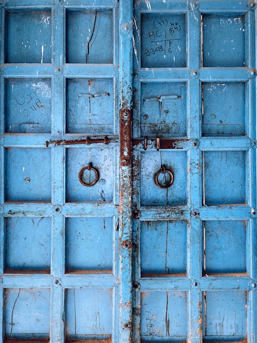 Darmowe zdjęcie z galerii z drzwi, niebieski, pionowy strzał