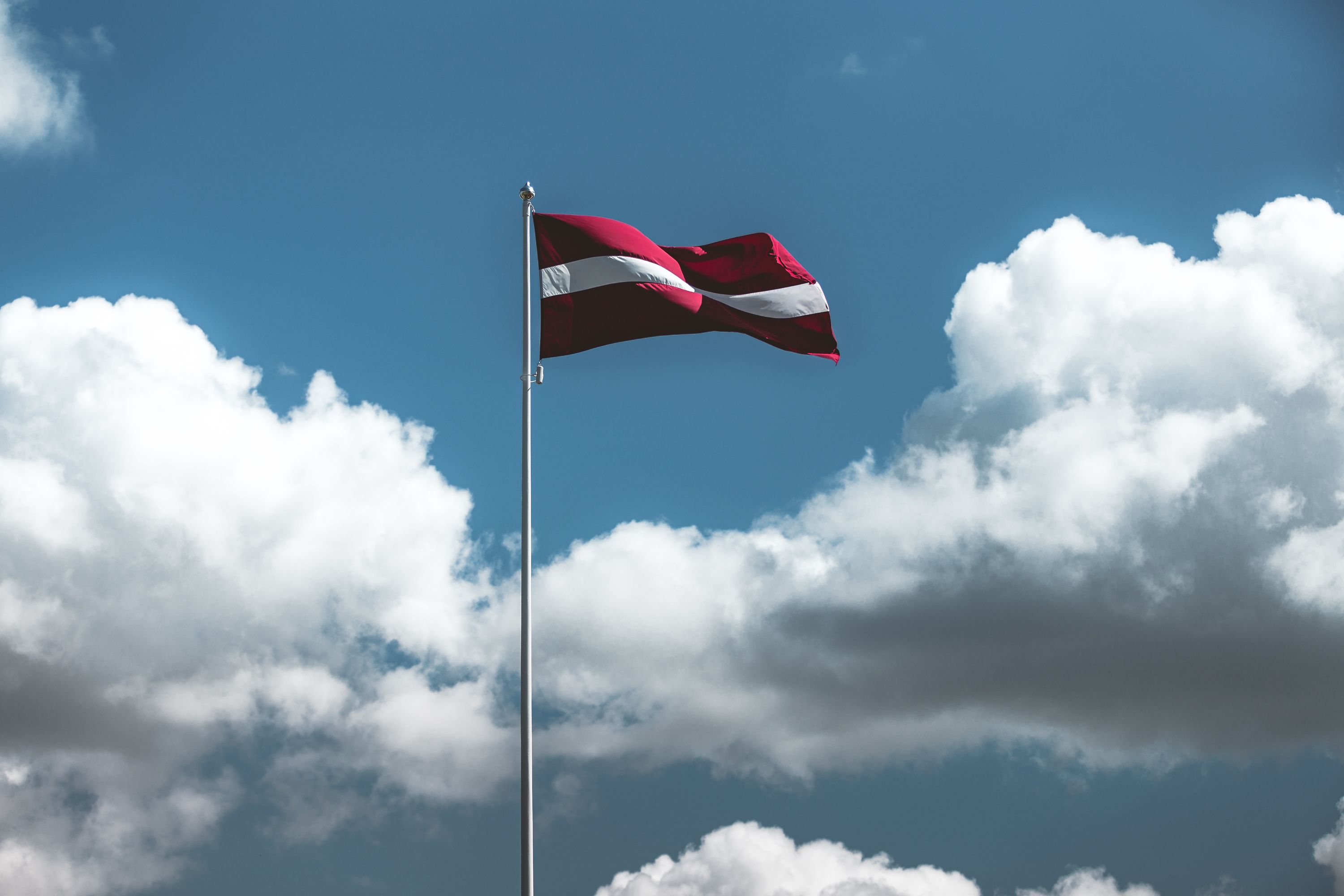 Latvia100 ラトビア国旗 強風の無料の写真素材