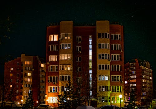 Kostenloses Stock Foto zu apartmentgebäude, bäume, beleuchtet