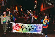 俄亥俄谷骄傲游行在夜间充满活力地举行，展示了色彩缤纷的横幅和彩虹旗