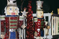 色彩缤纷的胡桃夹子人物装点着闪闪发光的节日场景，非常适合圣诞庆祝活动