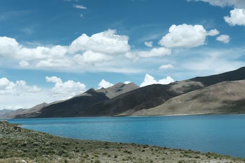 Fotos de stock gratuitas de cerros, césped, cielo azul