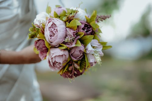 Foto d'estoc gratuïta de arranjament floral, fotografia del casament, mans