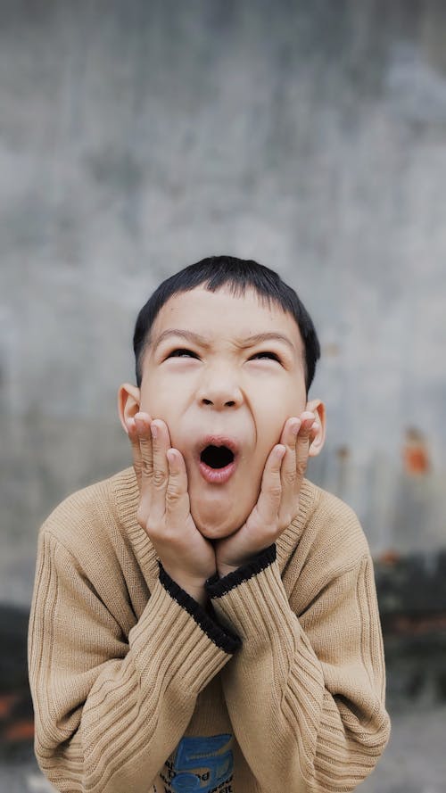 Immagine gratuita di bambino, capelli scuri, divertente