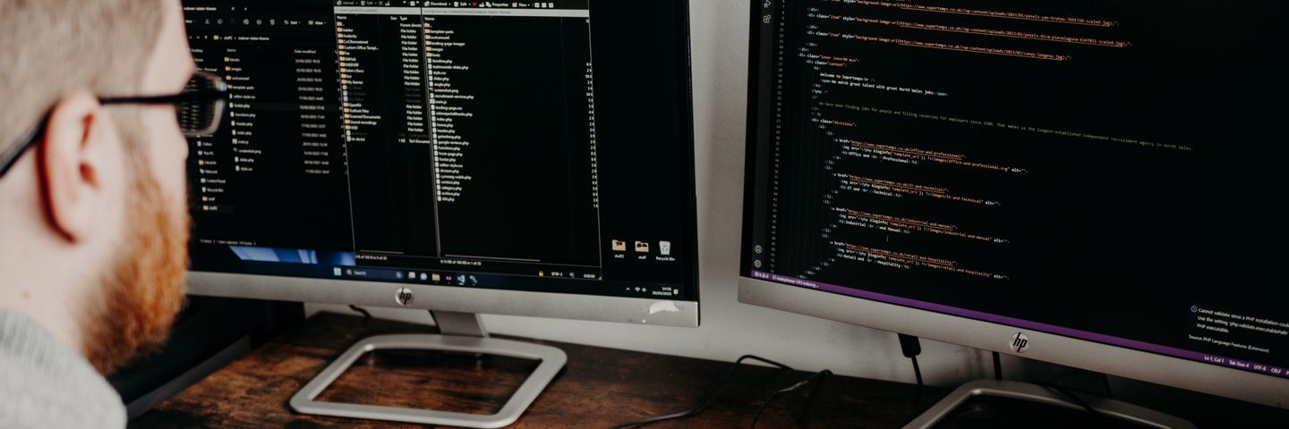 システム開発の作業風景のイメージ写真