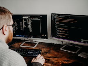 Développeur qui code