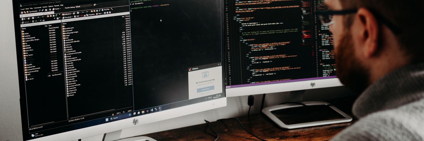 システム開発の作業風景のイメージ写真