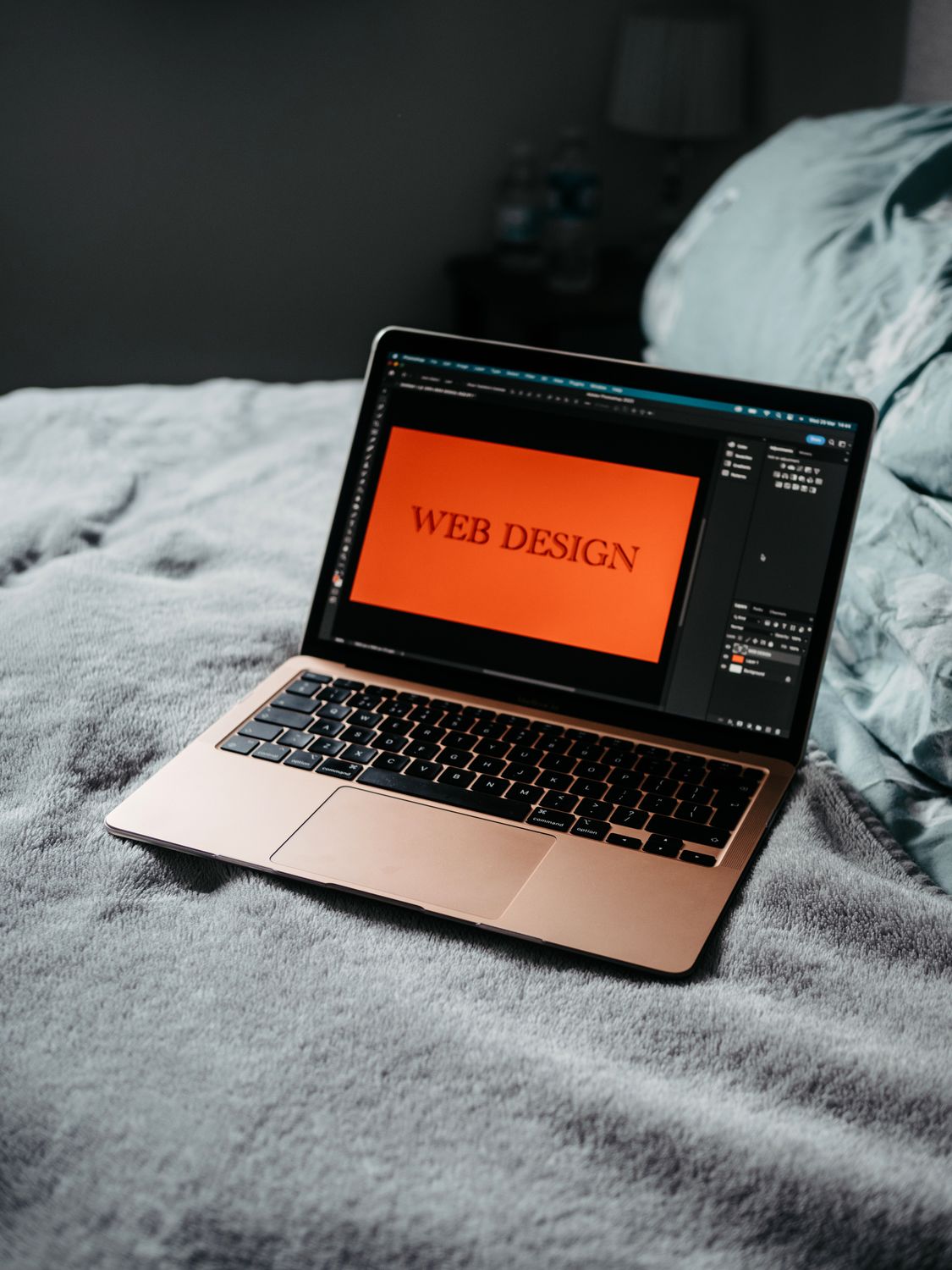 WordPress vs Wix vs Shopify : quelle solution choisir en 2026 ? 2 Ordinateur portable affichant un logiciel de conception de site web