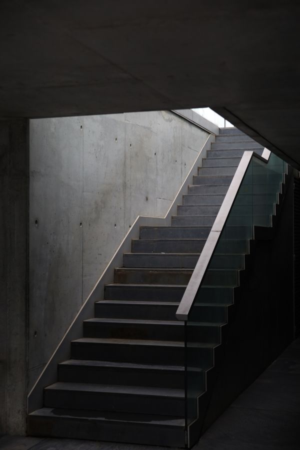 Concrete staircase in a minimalist interior — joao Guerreiro on Pexels
