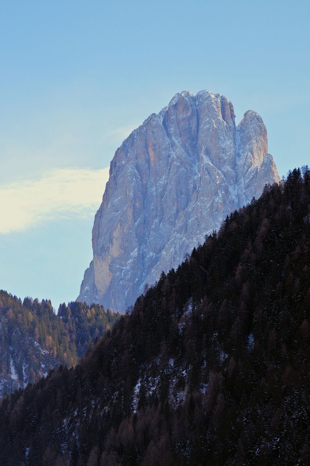 Vârful Sassolungo văzut de pe platoul Alpe di Siusi