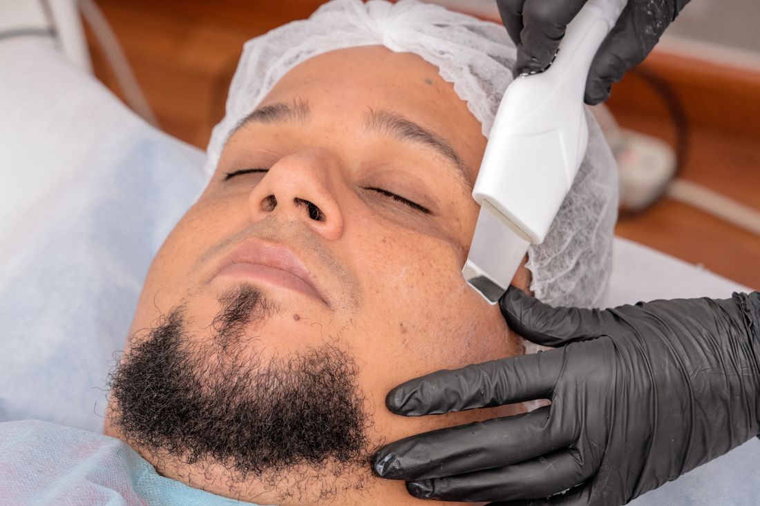 Etapă profesională a unui tratament facial pentru bărbați