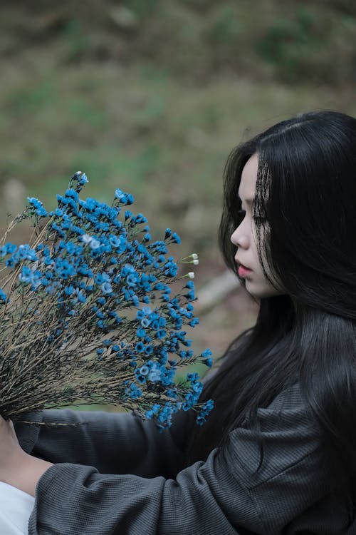 Gratis lagerfoto af Asiatisk pige, blå vilde blomster, blomstrende