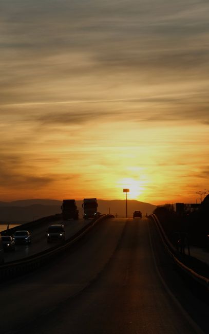 Shaam ki safar ki asli maza 😍, jab highway pe gaadiyan sunset ke saath silhouette ban jaati hain! 🚗❤️ #eveningvibes #tolee #sunsetlovers