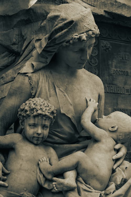 Free Statue of a Mother Breastfeeding a Baby Stock Photo