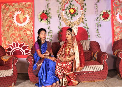 Free Elegant South Asian bride and guest in traditional attire during a vibrant wedding ceremony. Stock Photo