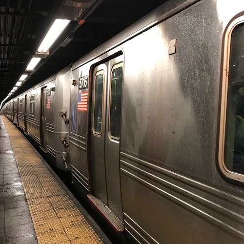Kostenloses Stock Foto zu bedienung, beleuchtet, metro