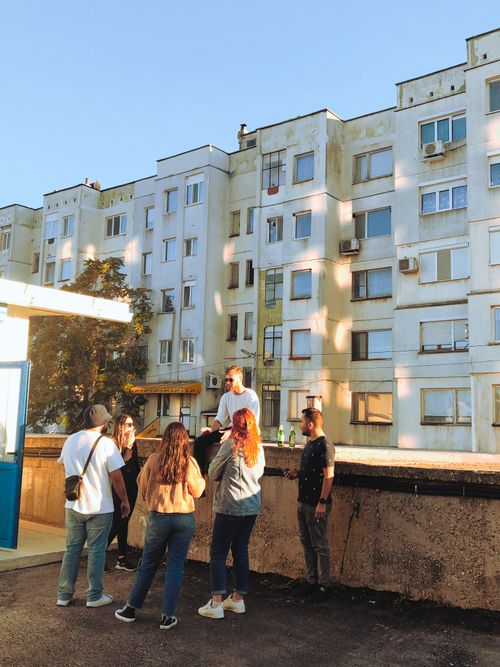 Free A diverse group of friends enjoying a sunny day on a residential rooftop. Stock Photo