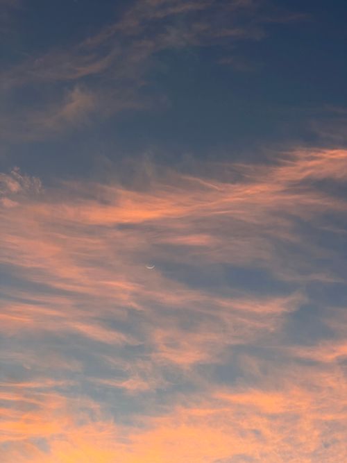Free A breathtaking pink and orange sunset with wispy clouds and a serene sky. Stock Photo