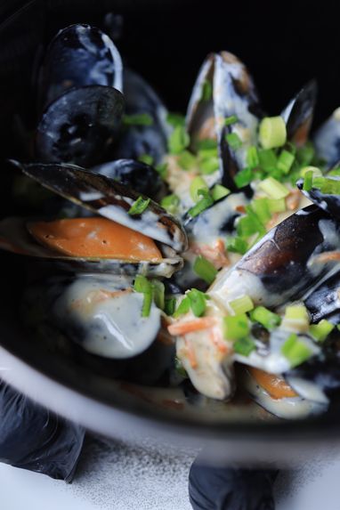 Steamed mussels in cream sauce with spring onion — photo by Valeria Boltneva on Pexels