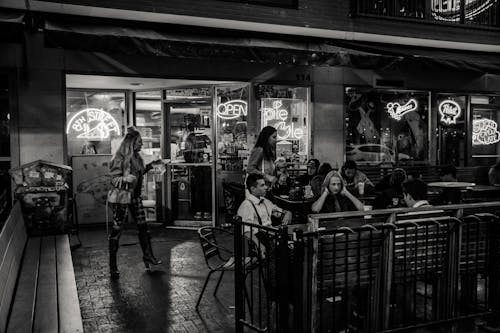 Grijswaardenfotografie Van Mensen In De Buurt Van Een Bar