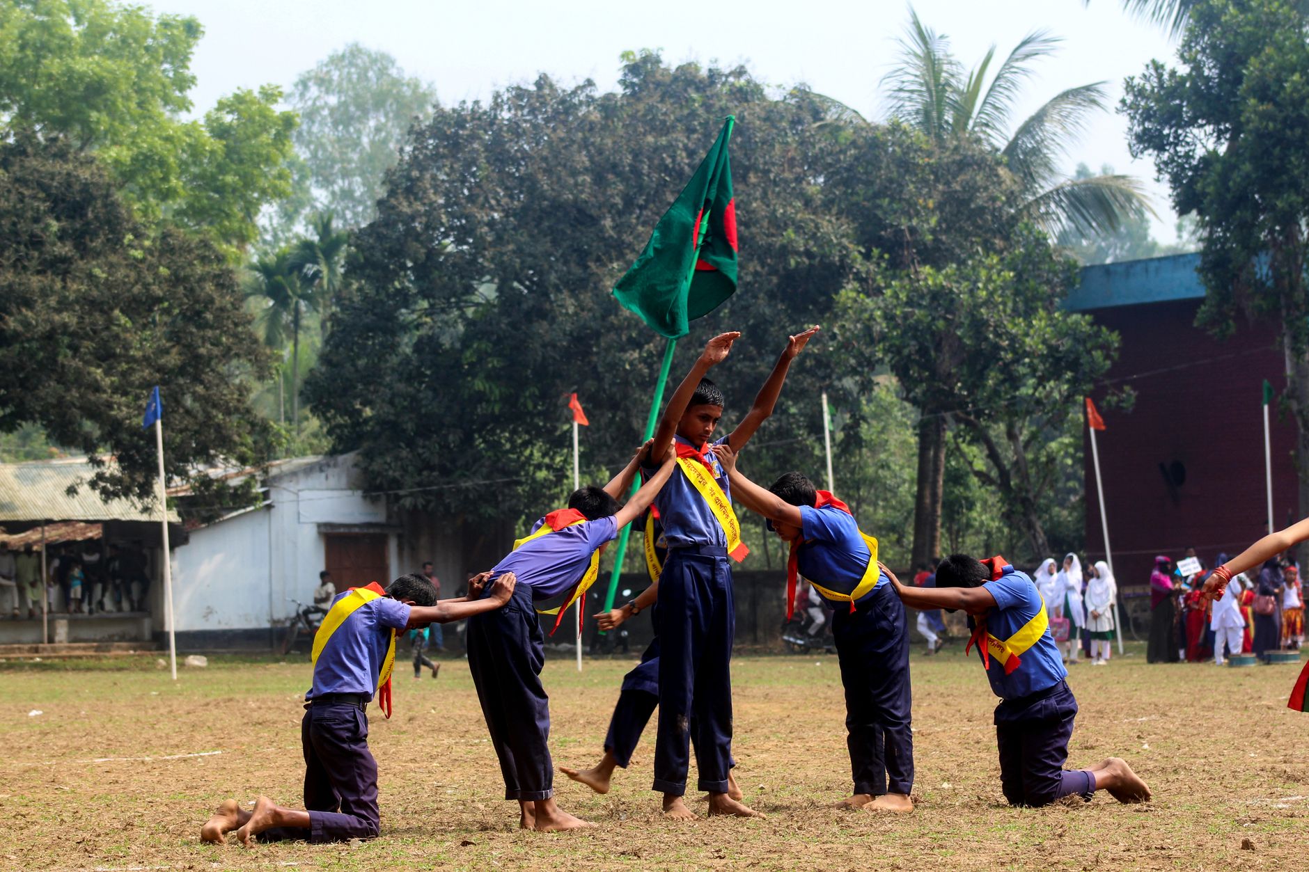 একটি ভারতীয় খেলোয়াড় অক্ট্রো অ্যাপের সহায়তা পৃষ্ঠা দেখছেন, পাশে রাউটার ও নোট করা ত্রুটি বার্তা