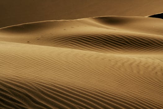 Serene landscape of golden sand dunes in Kashan, Iran, showcasing natural beauty.