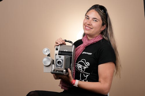 Δωρεάν στοκ φωτογραφιών με γυναίκα, καθιστός, κάμερα