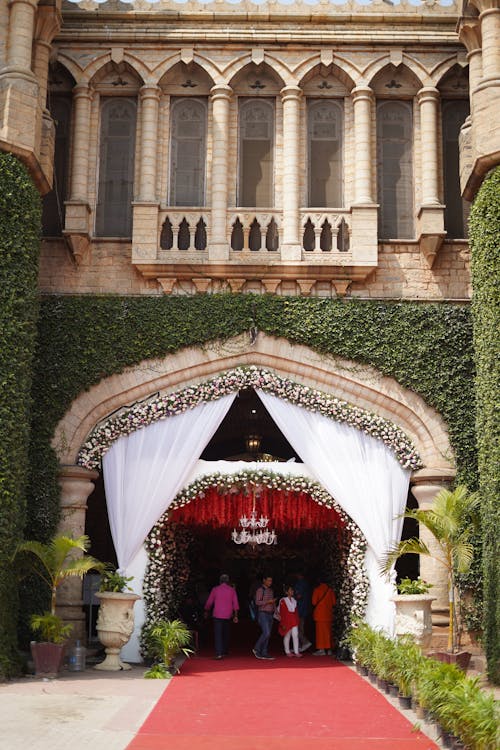 Kostenloses Stock Foto zu bangalore palace, blumengesteck, fassade