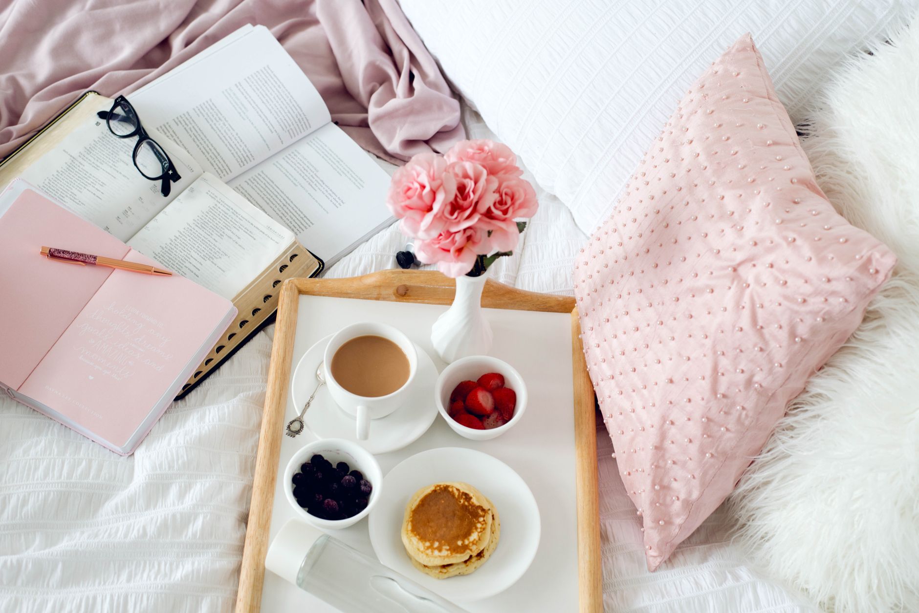 Eine Überraschungs-Brotzeit im Bett