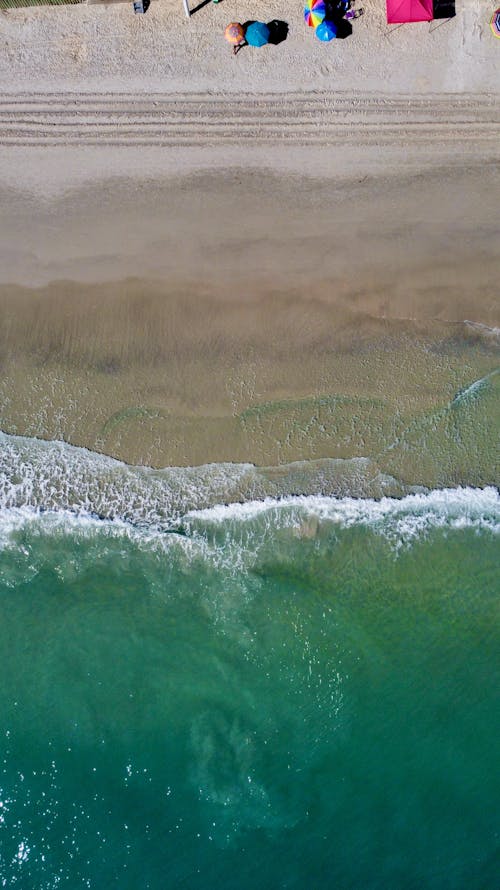 dalgalar, dikey atış, drone çekimleri içeren Ücretsiz stok fotoğraf