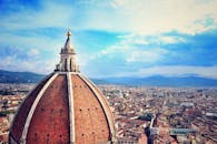 从空中俯瞰佛罗伦萨大教堂圆顶，城市景观令人惊叹