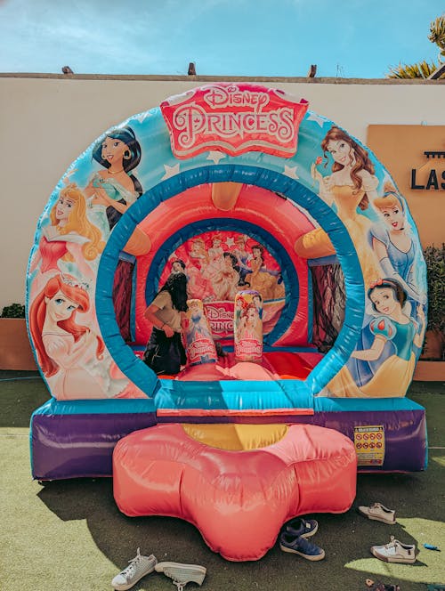 https://images.pexels.com/photos/16138038/pexels-photo-16138038/free-photo-of-disney-bouncy-castle.jpeg?auto=compress&cs=tinysrgb&dpr=1&w=500