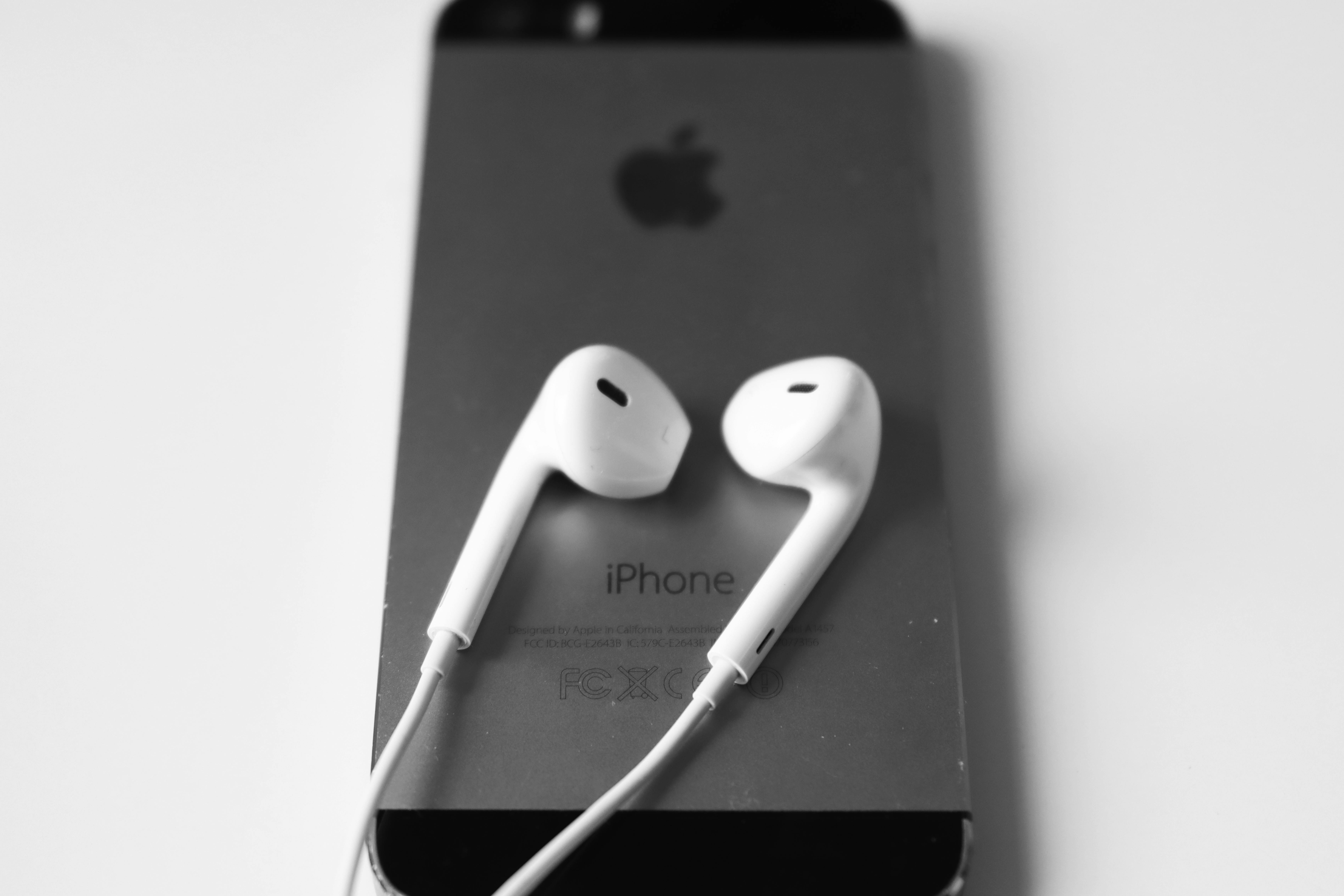 bezplatná Základová fotografie zdarma na téma audio příslušenství, audio zařízení, bílé klapky na uši Základová fotografie