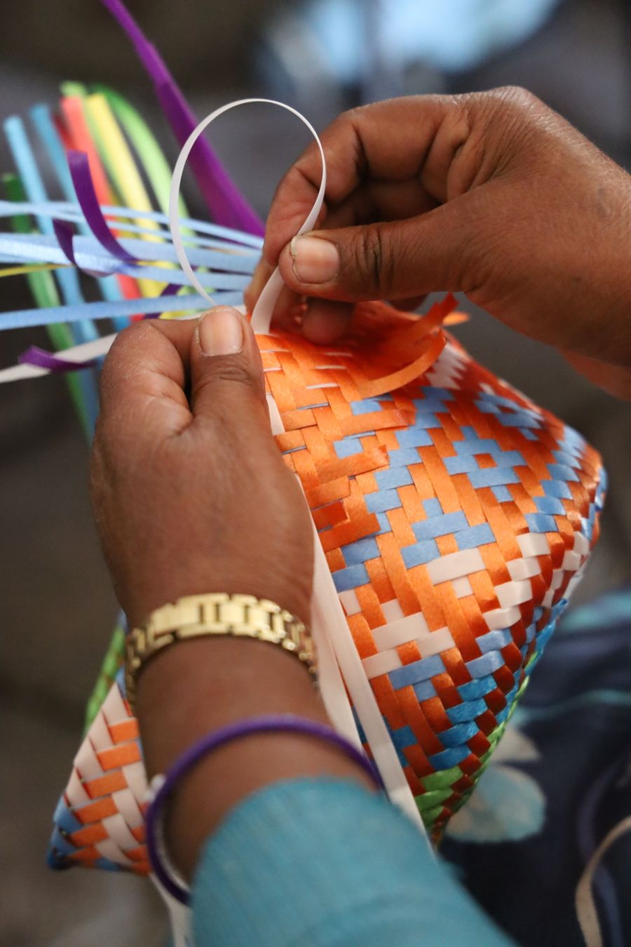 Manos tejiendo cestería artesanal en Puebla, México