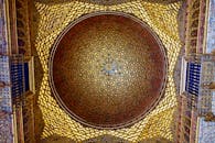 壮丽的景色中，金色圆顶华丽而复杂，展现出伊斯兰建筑的设计特色