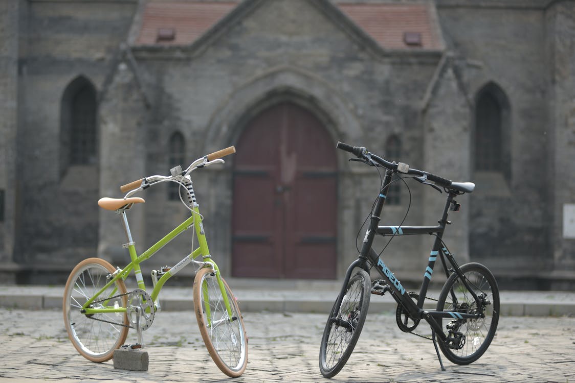 免費 黑色自行車旁邊的綠色自行車 圖庫相片