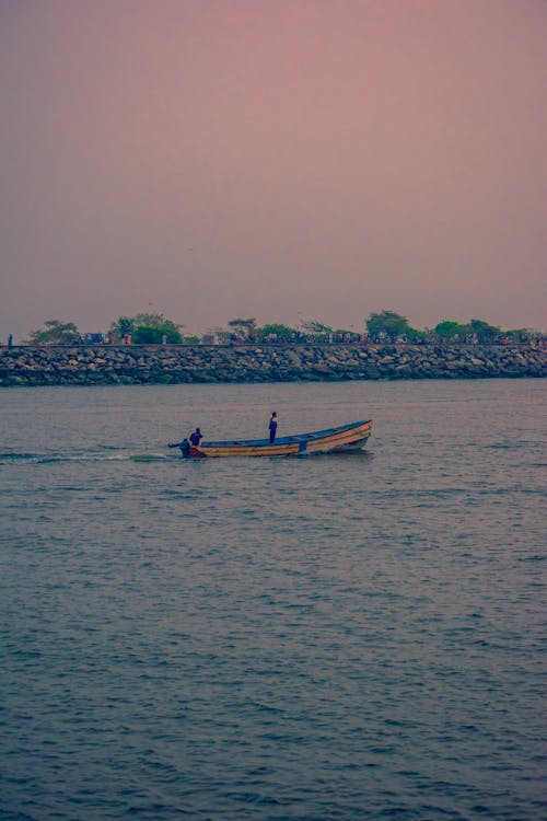 Fotos de stock gratuitas de anochecer, barco de pesca, gente