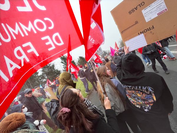 Sous un drapeau rouge