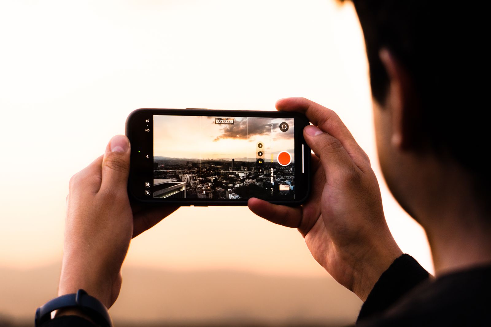 Persona utilizando un smartphone con vista de Ciudad de México