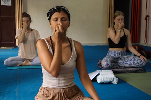 Foto profissional grátis de aula de pranayama