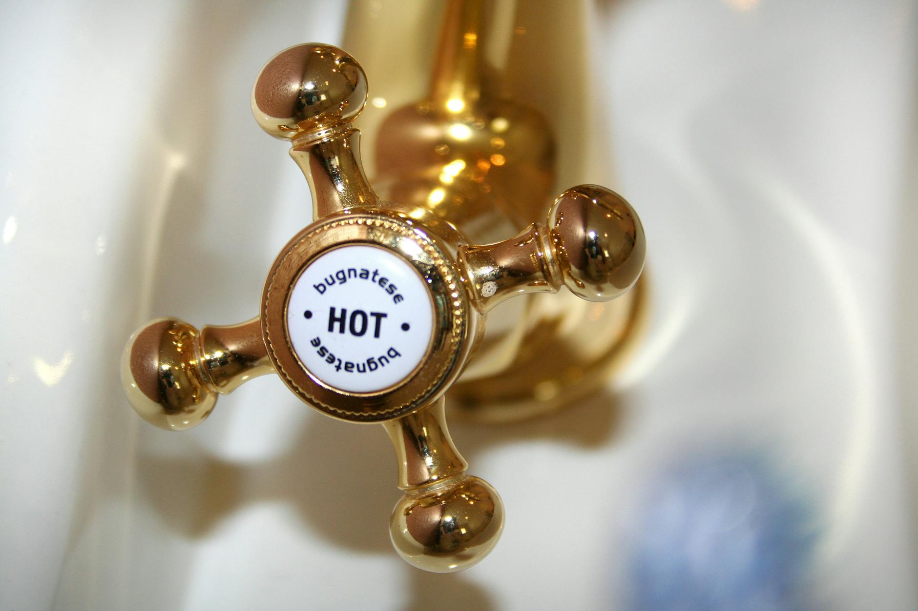 Faucet valve for hot water