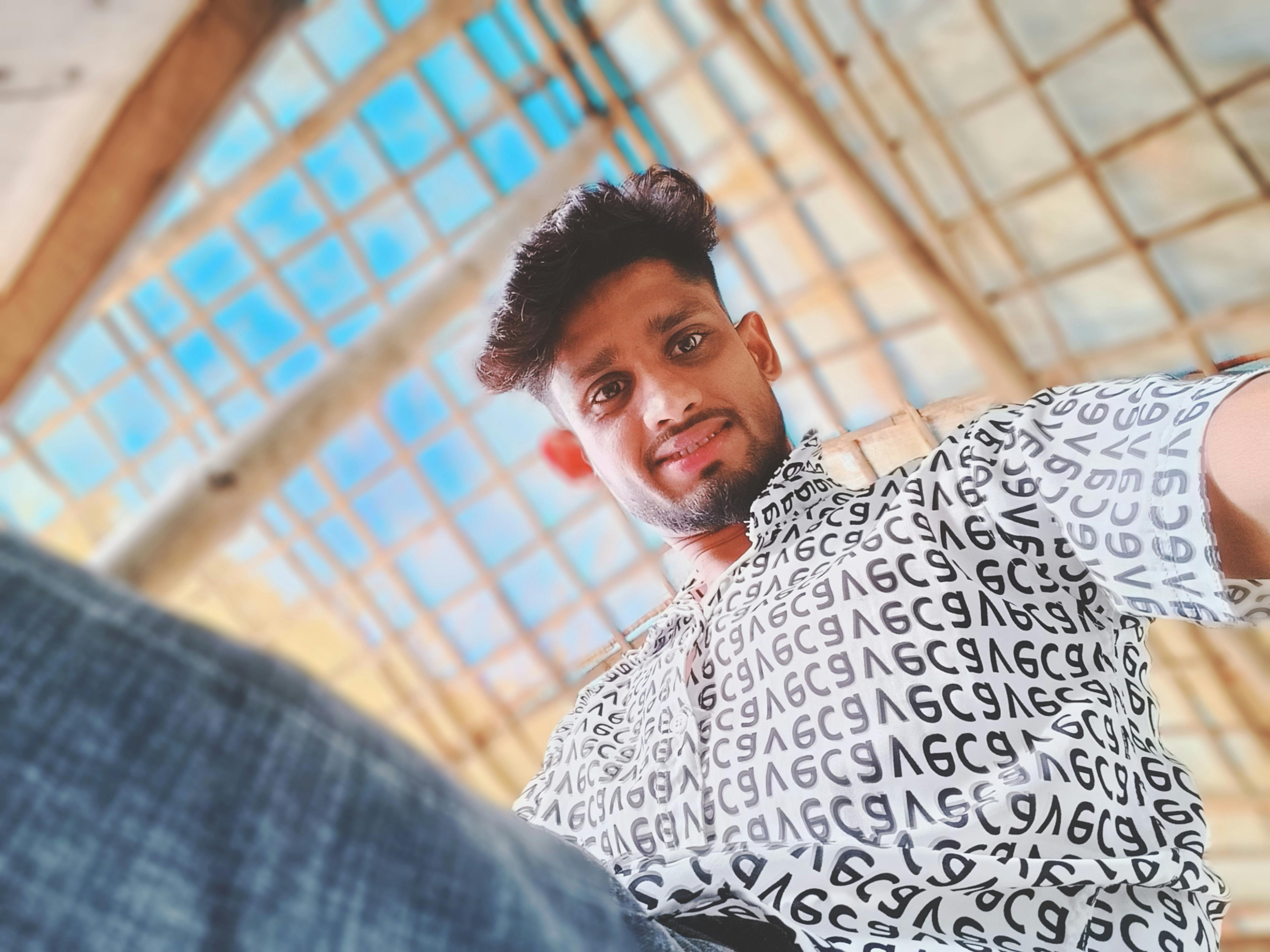 Mann fährt einen Buggy im Dubai-Sand, ein aufregendes Buggy Fahren Dubai Erlebnis.